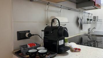 Kühlschrank, Mikrowelle, Herdplatte, Wasserkocher mit Kaffee-/Teezubehör