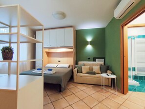 Tabla de planchar con plancha, wifi gratis y ropa de cama 