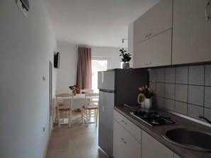 Huoneisto (Two Bedroom Apartment with Balcony an) | Yksityinen keittiö | Jääkaappi, ruokailupöytä