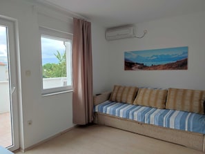 Appartement (Two Bedroom Apartment with Balcony an) | Woonkamer | Een 25-inch flatscreentelevisie met satellietzenders en televisie