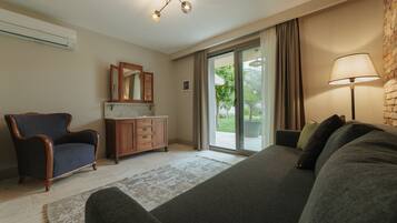 Classic Suite | Living area