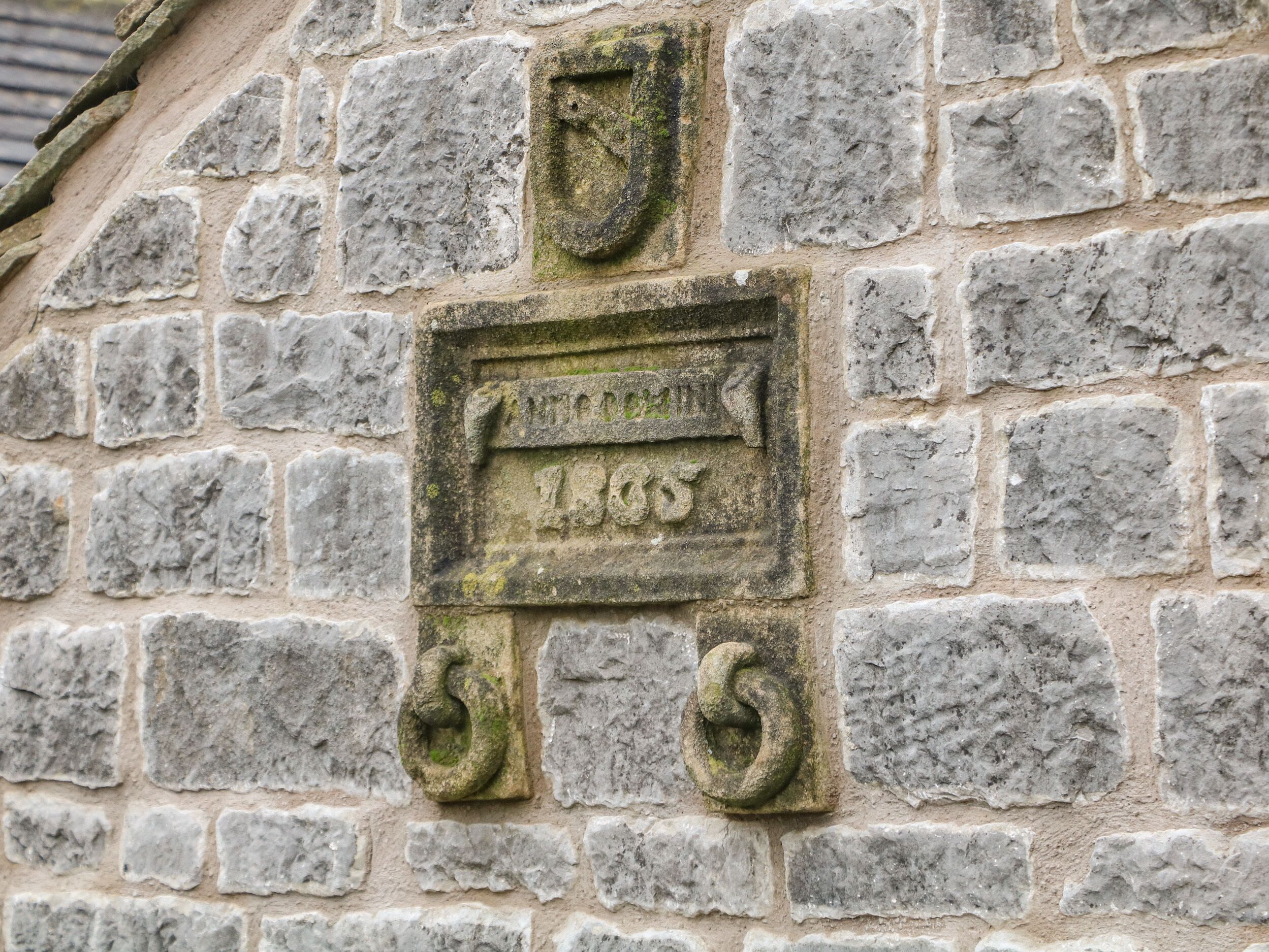 Un muro de piedra con una placa que dice "MOTEL 1905".