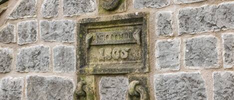 Un muro de piedra con una placa que dice "MOTEL 1905".