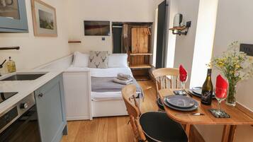 Cottage | Private kitchen | Fridge, electric kettle, toaster, cookware/dishes/utensils