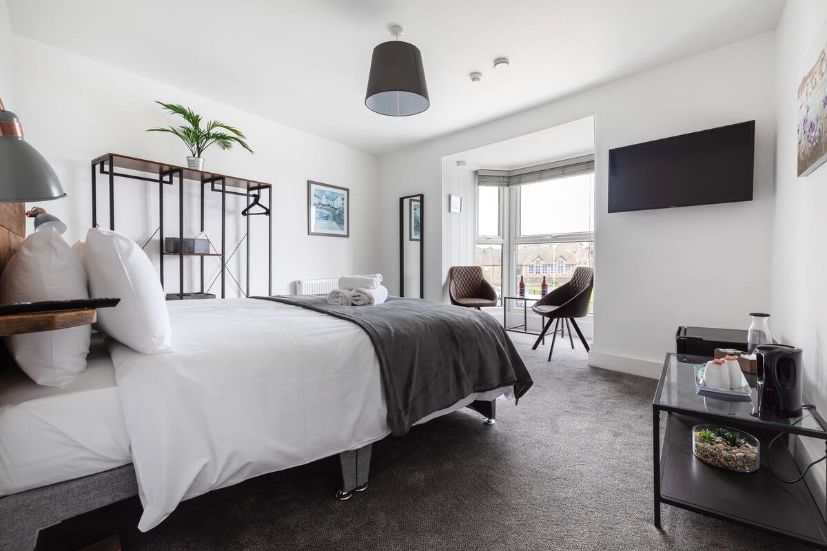 Deluxe Double Room, Ensuite, Sea View | Soundproofing, WiFi (free), bed sheets