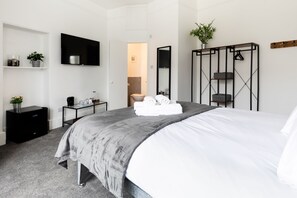 Family Room, Ensuite | Bathroom | Shower, hydromassage showerhead, hair dryer, towels - Seascape (Penzance)