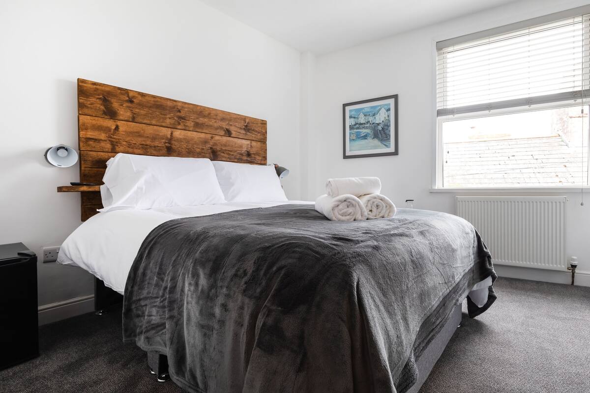 Standard Double Room, Ensuite | Soundproofing, WiFi (free), bed sheets