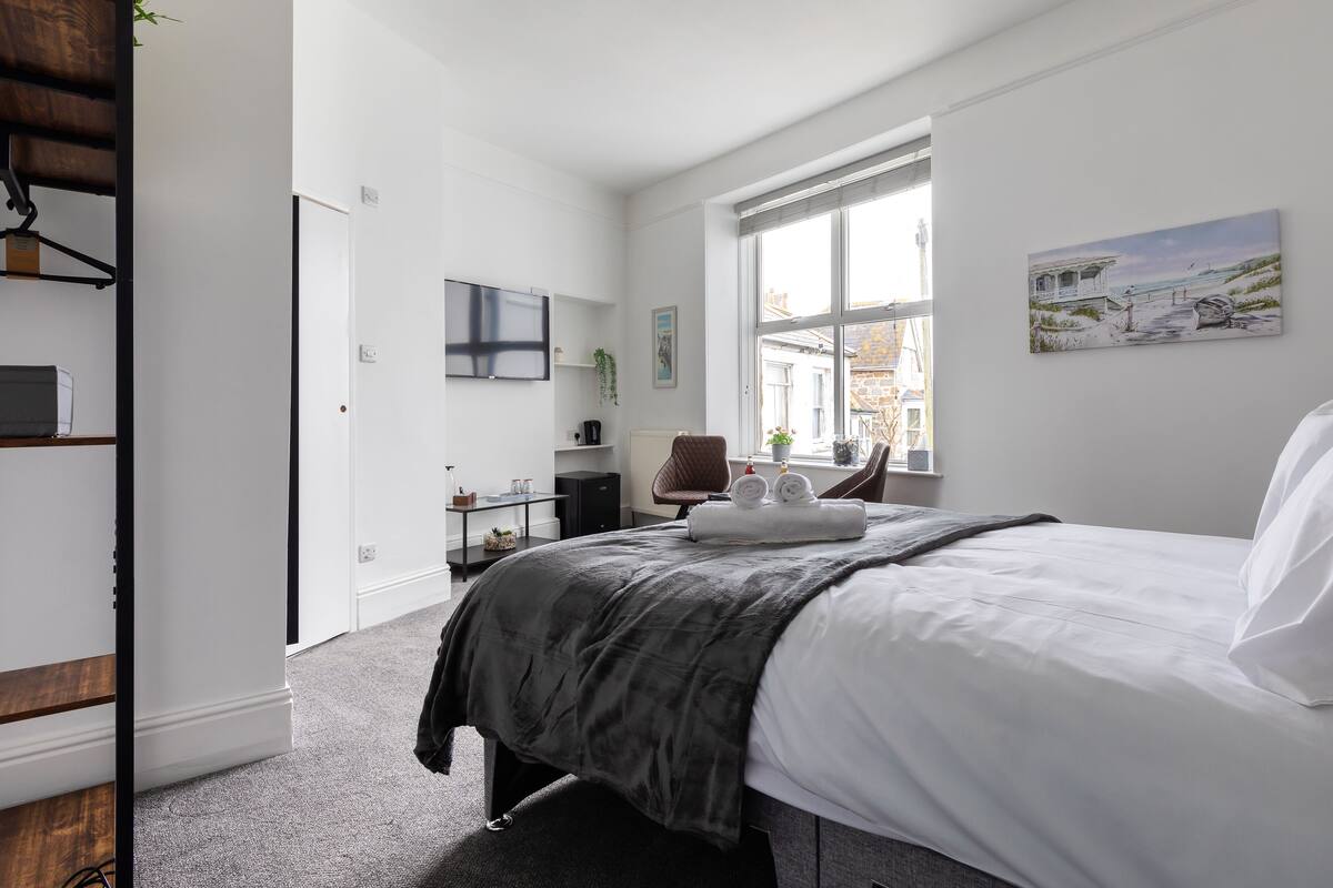 Deluxe Double Room, Ensuite, Sea View | Soundproofing, WiFi (free), bed sheets