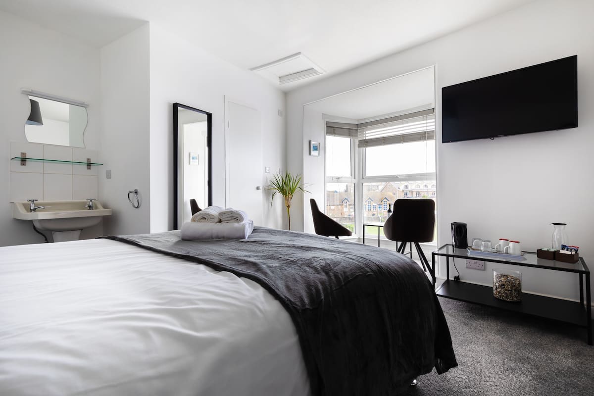 Deluxe Double Room, Ensuite, Sea View | Soundproofing, WiFi (free), bed sheets