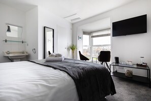Deluxe Double Room, Ensuite, Sea View | Soundproofing, free WiFi, bed sheets - Seascape (Penzance)