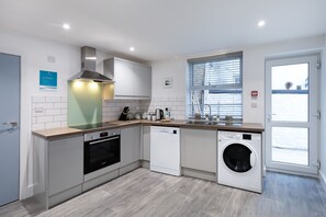 Deluxe Double Room, Ensuite, Sea View | Shared kitchen | Full-size fridge, microwave, oven, stovetop - Seascape (Penzance)