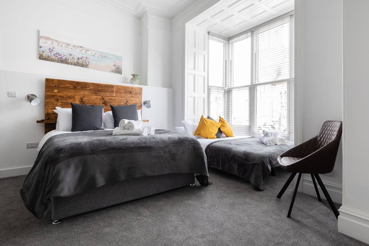 Deluxe Double Room, 1 Queen Bed with Sofa bed, Ensuite | Soundproofing, WiFi (free), bed sheets