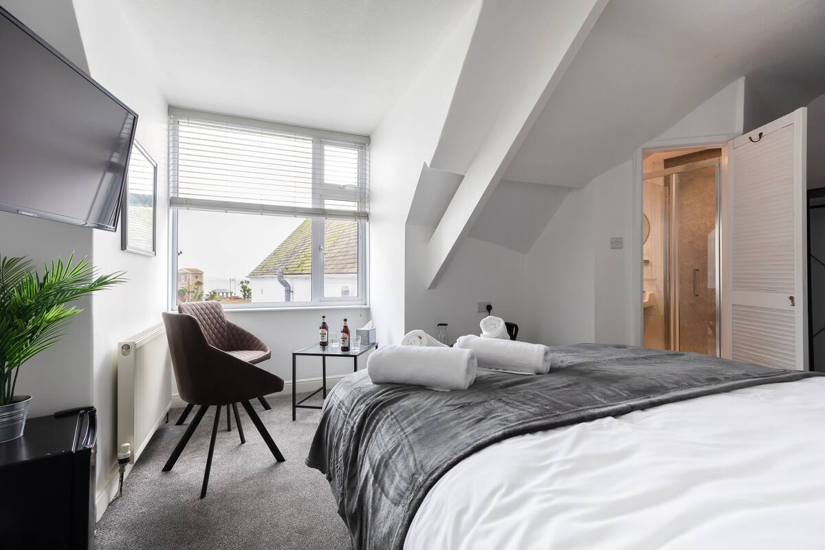 Deluxe Double Room, Ensuite, Sea View | Soundproofing, WiFi (free), bed sheets