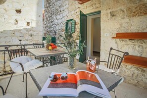 Exterior - Theatre Luxury Rooms (Split)