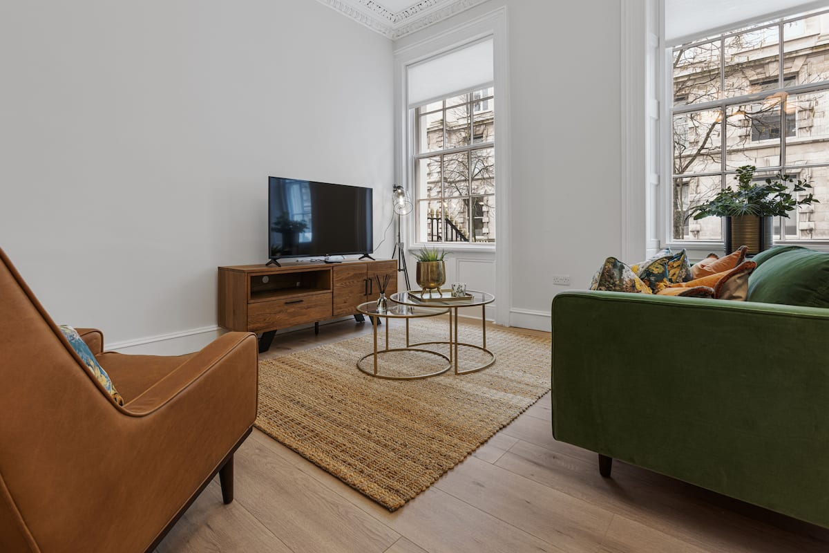 Luxe appartement | Woonruimte | Een 50-inch smart-tv met digitale zenders en een televisie