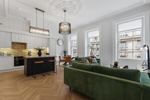 奢华公寓 | 私人厨房 | 意式浓缩咖啡机、茶具/咖啡用具、电热水壶、餐桌