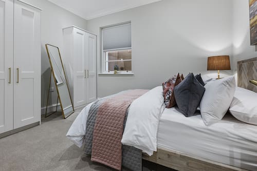 Luxury-Apartment | Hochwertige Bettwaren, Pillowtop-Betten, individuell dekoriert