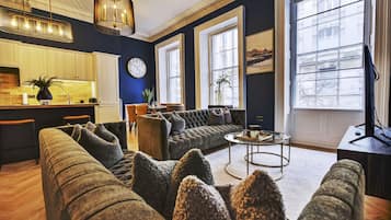 Luksusleilighet | Oppholdsområde | En 50-tommers smart-TV med digitale kanaler samt TV