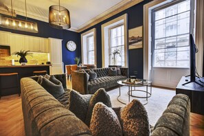 Lyxlägenhet | Vardagsrum | 50-tums smart-tv med digitalkanaler och tv