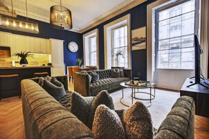 Lyxlägenhet | Vardagsrum | 50-tums smart-tv med digitalkanaler och tv