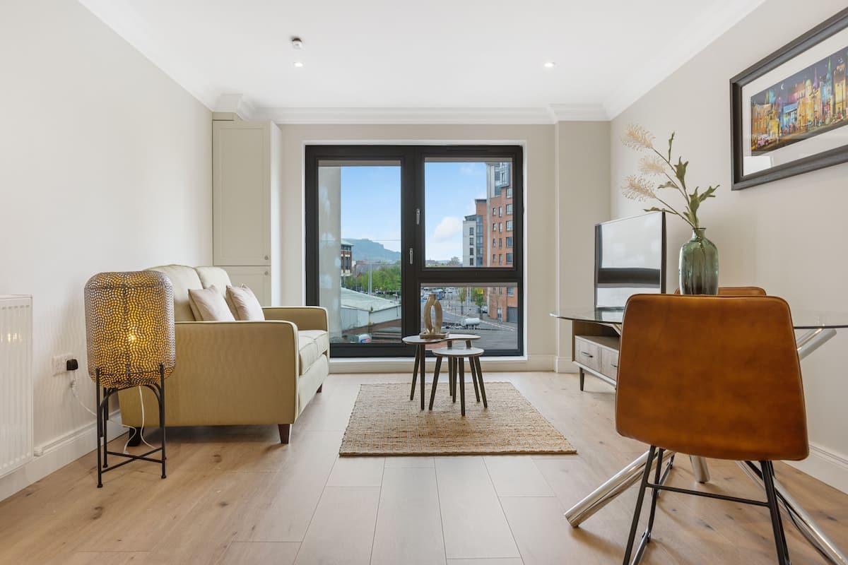 Premium appartement | Woonruimte | Een 50-inch smart-tv met digitale zenders en een televisie