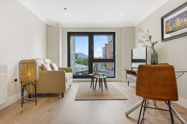 Premium-lejlighed | Opholdsområde | 50-tommers smart-tv med digitale kanaler, tv