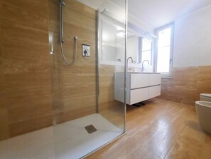 Douche, sèche-cheveux, bidet, serviettes fournies
