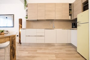 Réfrigérateur, micro-ondes, plaque de cuisson, lave-vaisselle