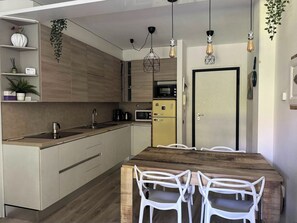 Kühlschrank, Mikrowelle, Herdplatte, Geschirrspüler