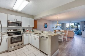 Condo, 2 quartos | Cozinha privada | Geladeira, fogão, cafeteira/chaleira, torradeira