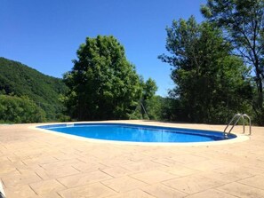 Una piscina al aire libre de temporada