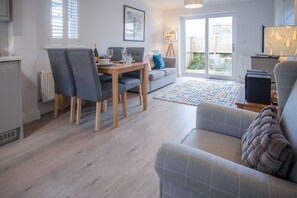 32-inch Smart TV with cable channels, TV - Ty Melyn - 2 Bedroom Cottage - Tenby (Tenby)