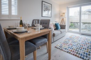 32-inch Smart TV with cable channels, TV - Ty Melyn - 2 Bedroom Cottage - Tenby (Tenby)