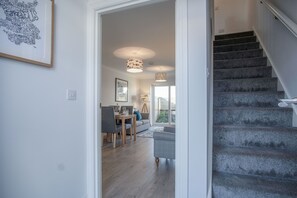 32-inch Smart TV with cable channels, TV - Ty Melyn - 2 Bedroom Cottage - Tenby (Tenby)