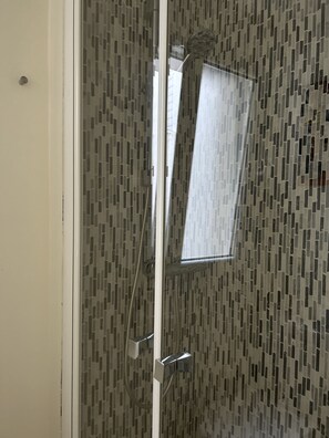 Dusche, Haartrockner, Handtücher, Toilettenpapier