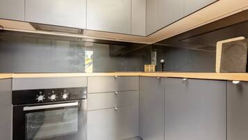 Leilighet – basic, 1 dobbeltseng med sovesofa | Eget kjøkken | Kjøleskap, mikrobølgeovn, ovn og kokeplater