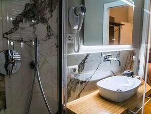 Comfort-værelse til 4 personer | Badeværelse | Brusehoved med spredningseffekt, hårtørrer, bidet, håndklæder