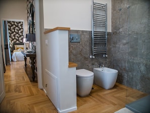 Habitación Deluxe doble | Baño | Cabezal de ducha tipo lluvia, secador de pelo, bidé y toallas