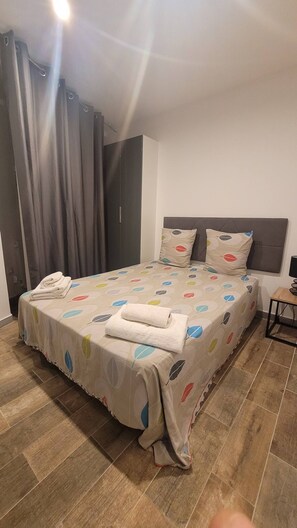 2 dormitorios, escritorio, tabla de planchar con plancha y cuna de viaje