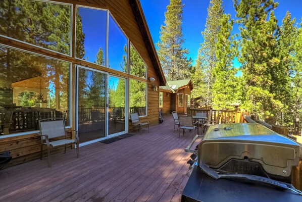Outdoor dining - Fully Remodeled Tahoe Retreat with Game Room and Hot Tub (South Lake Tahoe)