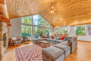 Cabane, plusieurs lits, bain à remous, vue montagne (The Lodge on Oaxaco) | Coin séjour | Télévision à écran plat de 55 pouces avec chaînes numériques