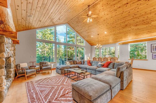 Fully Remodeled Tahoe Retreat with Game Room and Hot Tub