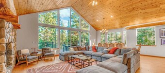 Fully Remodeled Tahoe Retreat with Game Room and Hot Tub