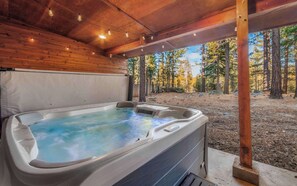 Outdoor spa tub - Fully Remodeled Tahoe Retreat with Game Room and Hot Tub (South Lake Tahoe)