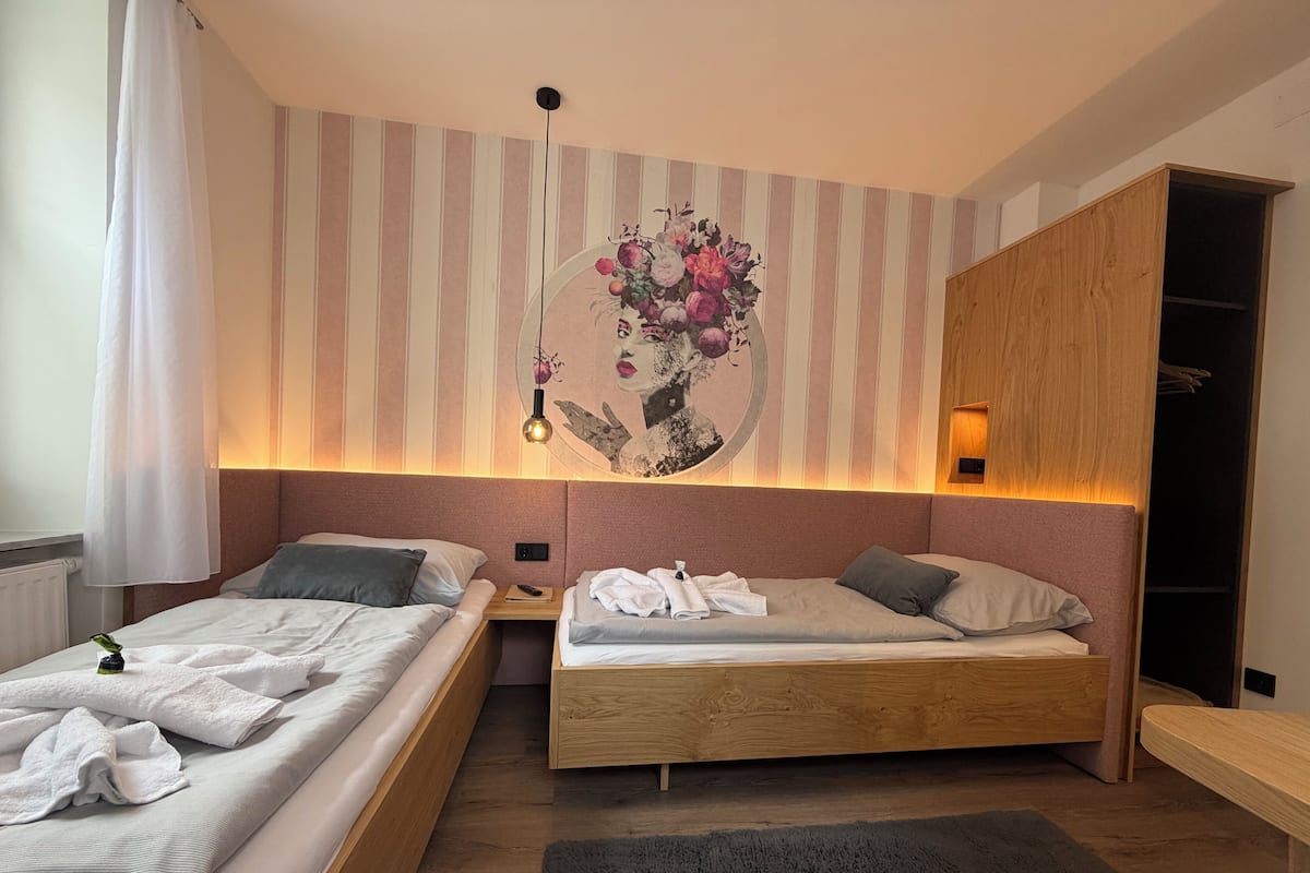 Muebles diferentes, escritorio, wifi gratis y ropa de cama