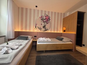 Ameublement personnalisé, bureau, Wi-Fi gratuit, draps fournis