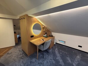 Muebles diferentes, escritorio, wifi gratis y ropa de cama