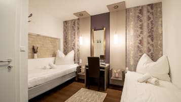 Comfort-Zweibettzimmer | Individuell eingerichtet, Schreibtisch, kostenloses WLAN, Bettwäsche