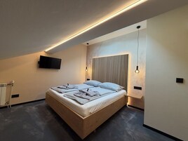 Muebles diferentes, escritorio, wifi gratis y ropa de cama 