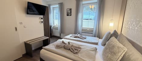 Comfort Double Room | Individually furnished, desk, free WiFi, bed sheets